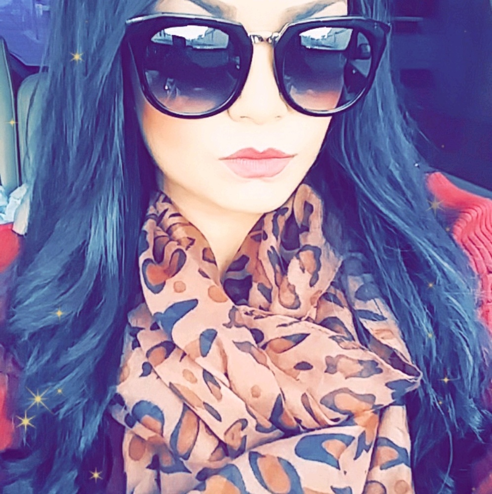 Meet your Posher, Gloria